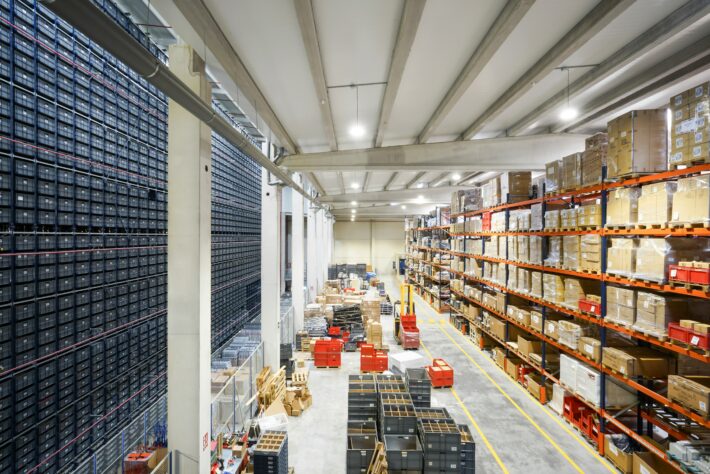 Sprinkler, compartimentazioni e vie di esodo: cosa non può assolutamente mancare per la sicurezza antincendio dei magazzini logistici